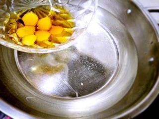 ~泡椒凤爪~,另起一锅水加入姜片料酒烧开。