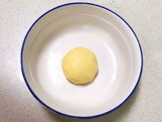 宝宝健康食谱 旺仔小馒头,揉成光滑面团，盖上保鲜膜静止5分钟