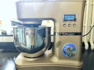 亚麻籽南瓜软欧包,3、启动一档3分钟后转二档继续揉面7分钟。