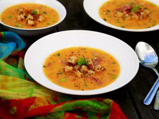 西红柿土豆浓汤,13.盛到碗里,或西餐汤盘中,上面撒上刚才焙炒的面包小丁,再撒些黑胡椒碎。 请尽情享用吧。