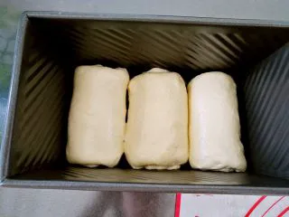 中种北海道吐司,摆入吐司盒