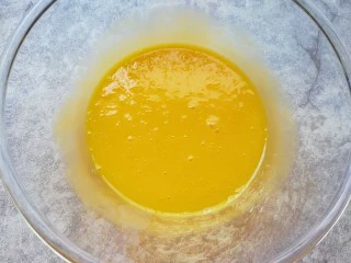 6寸中空戚风蛋糕,蛋清先放在一边，用手动打蛋器将蛋黄搅打均匀。