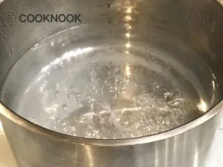 起司螃蟹通心粉,预热烤箱205度C 热火烧开水倒入盐