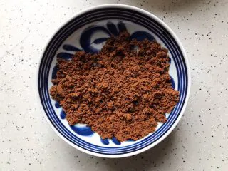 玫瑰花红糖小酥饼,红糖捏碎，尽量不要有大块状