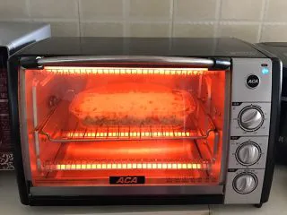 什锦虾仁焗饭,烤箱预热5分钟后放入焗饭盘，180度烤6分钟，200度烤5分钟左右即可