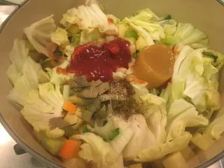 迷迭香烤羊排套餐,加入高汤、肉桂叶、百里香、蕃茄酱