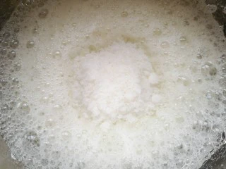 红丝绒水果裸蛋糕,蛋清里面加入几滴柠檬汁,用电动打蛋器打发至粗泡状,一次性加入绵白糖。