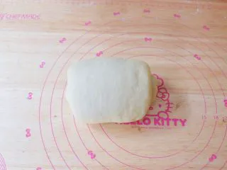 豆沙吐司面包,然后卷起来