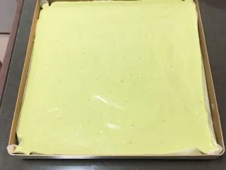 抹茶芒果裸蛋糕,金盘铺上烤盘纸，方便脱模。