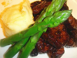 黑椒新西兰牛柳粒,装盘:一勺土豆泥,放上黑椒牛柳粒,架上芦笋。撒上花生碎即可