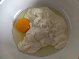 香蕉酸奶烤燕麦,放入酸奶