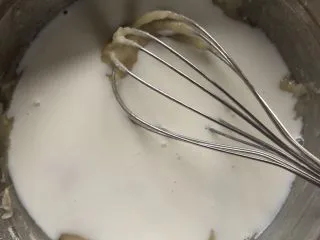 十寸古早蛋糕,一次性加入牛奶，搅拌均匀