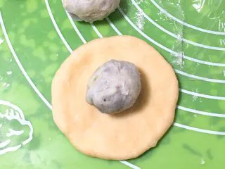 喜饼+香芋味,将面团剂子擀成圆饼，放入香芋馅儿。