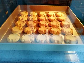 万圣节蜘蛛饼干,送入烤箱，上下管165度烤20分钟。