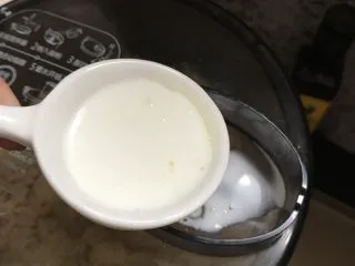 自制意大利面条,根据面团的状态，适量加入纯牛奶。