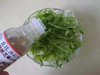 烤香肠蔬菜沙拉,挤上沙拉汁