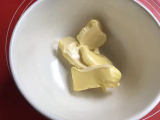 法式抹茶莎布雷酥球,无盐发酵黄油一定要软化到位,我的基本是膏状。