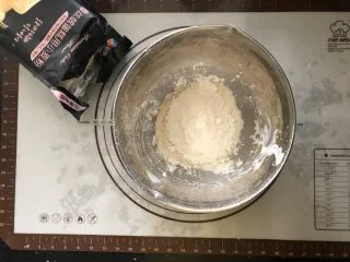 浓情蜜意－巧克力奶油蛋糕,筛入低筋面粉。