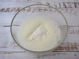 酸奶芝士蛋糕,再加入三分之一的糖粉,打发至明显有纹路