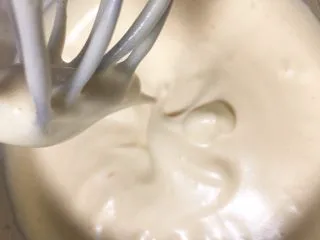 黑砖蜜豆吐司,10分钟后,蛋糊变得越来越细腻,提起,滴落糊不会马上消失的状态。