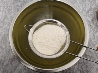 无油肉松蛋糕卷,把低筋面粉,倒入筛中
