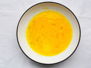 好吃到爆的酸奶芒果土司,鸡蛋打散。