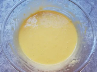 6寸中空戚风蛋糕,搅动至无干粉无颗粒，食材完全融合(如图)，放在一边备用。