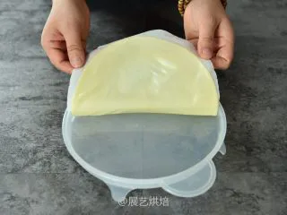 【烘焙食谱】芒果班戟 │展艺烘焙,然后将班戟皮小心取出备用,剩下的班戟糊进行同样的操作