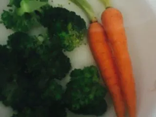 鸡肉主厨沙拉,西兰花，胡萝卜，淖水后放凉水泡待用。