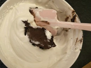 最“柔软”纸杯蛋糕☕—爆浆巧克力,按入冷藏好的巧克力酱。