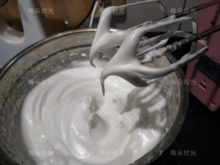 草莓彩绘蛋糕卷,蛋清加入几滴柠檬汁，开始打发，白糖30克分三次加入。打发蛋清一般都会。就不多说了。打发程度是湿性发泡：就是提起打蛋器像上图中呈现弯尖，而不是直立的小尖尖。
