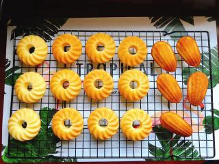 柠檬味小蛋糕,高颜值的甜甜圈的小蛋糕就做好了