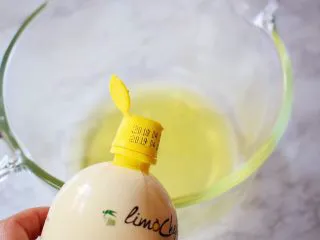 7寸中空双色戚风蛋糕,蛋清中加入柠檬汁,用电动打蛋器打至粗泡