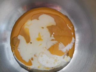 卡通圆环戚风蛋糕,油+奶+蛋黄,拌匀