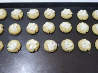 咸香芝士曲奇饼干,依次做好排入烤盘。