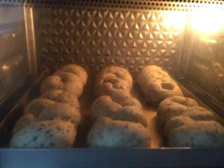 佛系养生黑芝麻辫子面包,第二十二步:发酵完成后放入预热好的烤箱185度20分钟出炉晾凉密封保存