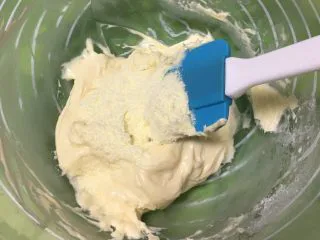 喜饼+椰蓉奶酪味,搅拌后再用刮刀翻拌均匀。