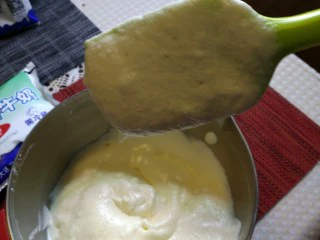 烘焙入门戚风蛋糕,当翻拌均匀后,蛋黄糊成倒三角的状态。导入模具。