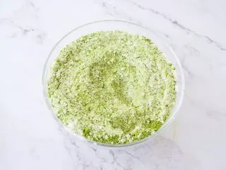 抹茶曲奇（玉米油版）,低筋面粉和抹茶粉混合均匀备用