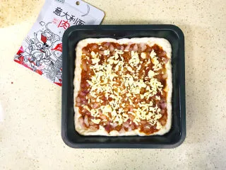 黑椒牛肉披萨,撒上一层马苏里拉芝士，压实