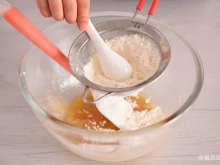 【烘焙配方】经典广式月饼,筛入月饼专用粉先用硅胶刮刀翻拌一下