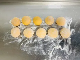 胡萝卜华夫饼,再次揉搓均匀，整理成小面团。