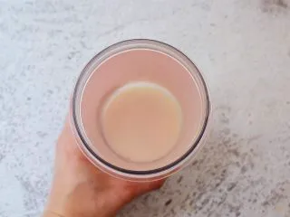 红枣派（雪燕五红丸）,加入白糖、鸡蛋、牛奶搅打均匀，再筛入低筋面粉搅拌均匀