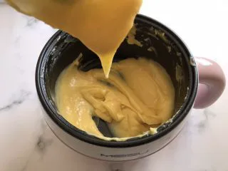 网红草莓脆皮泡芙,搅拌至如图状态即可