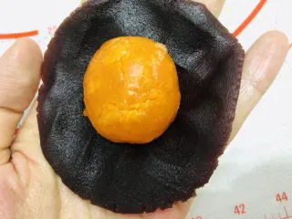 酥到掉渣的豆沙蛋黄酥,你要来一个吗?,豆沙馅压开包住鸭蛋黄。