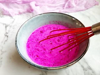 火龙果牛奶小方,继续用打蛋器搅拌成均匀细腻，如图。