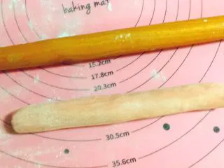 马卡龙色 高颜值汤饺系列@@ 猪肉大葱馅●麦穗饺,我们先把面团切成俩半，再把其中一半，拉出搓成长棍形状，大概2厘米直径。