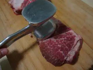 香草白酱猪排,猪肉切成大厚片，用松肉垂砸松散，蒜切粒