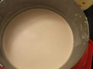 奶油生日蛋糕（无需抹面）,先倒入一层奶油糊