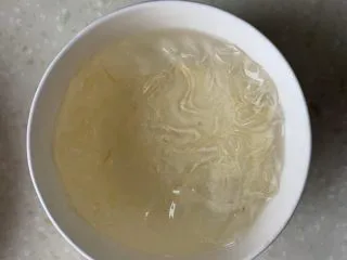 芒果慕斯蛋糕,吉利丁片提前泡适量凉白开(夏天用冰水)软化